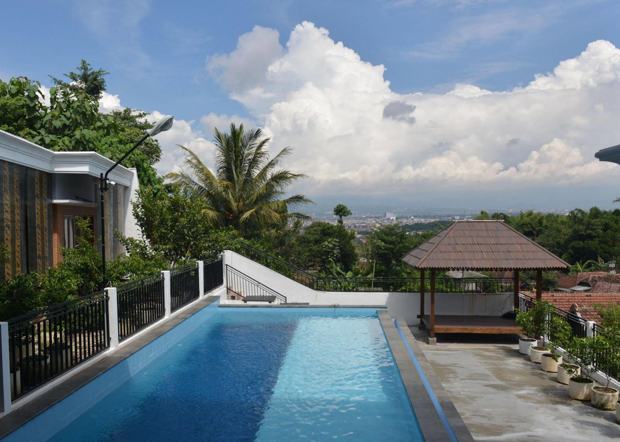 Malang Hill Syariah Redpartner Hotel Екстериор снимка