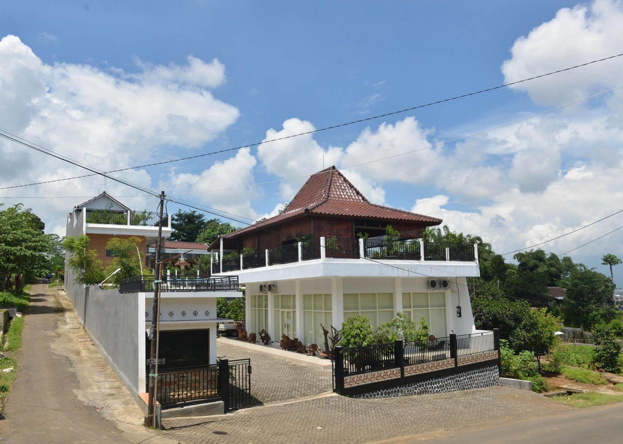 Malang Hill Syariah Redpartner Hotel Екстериор снимка