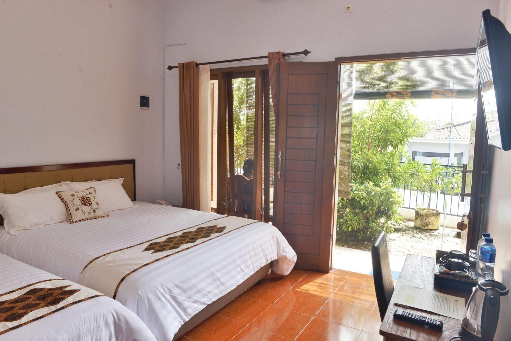 Malang Hill Syariah Redpartner Hotel Екстериор снимка