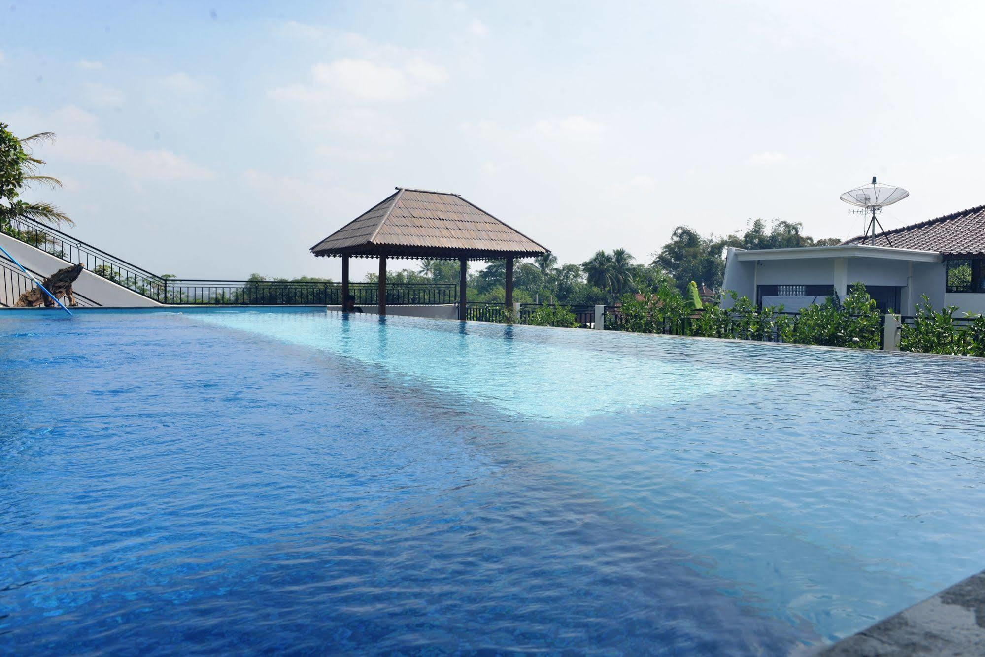 Malang Hill Syariah Redpartner Hotel Екстериор снимка