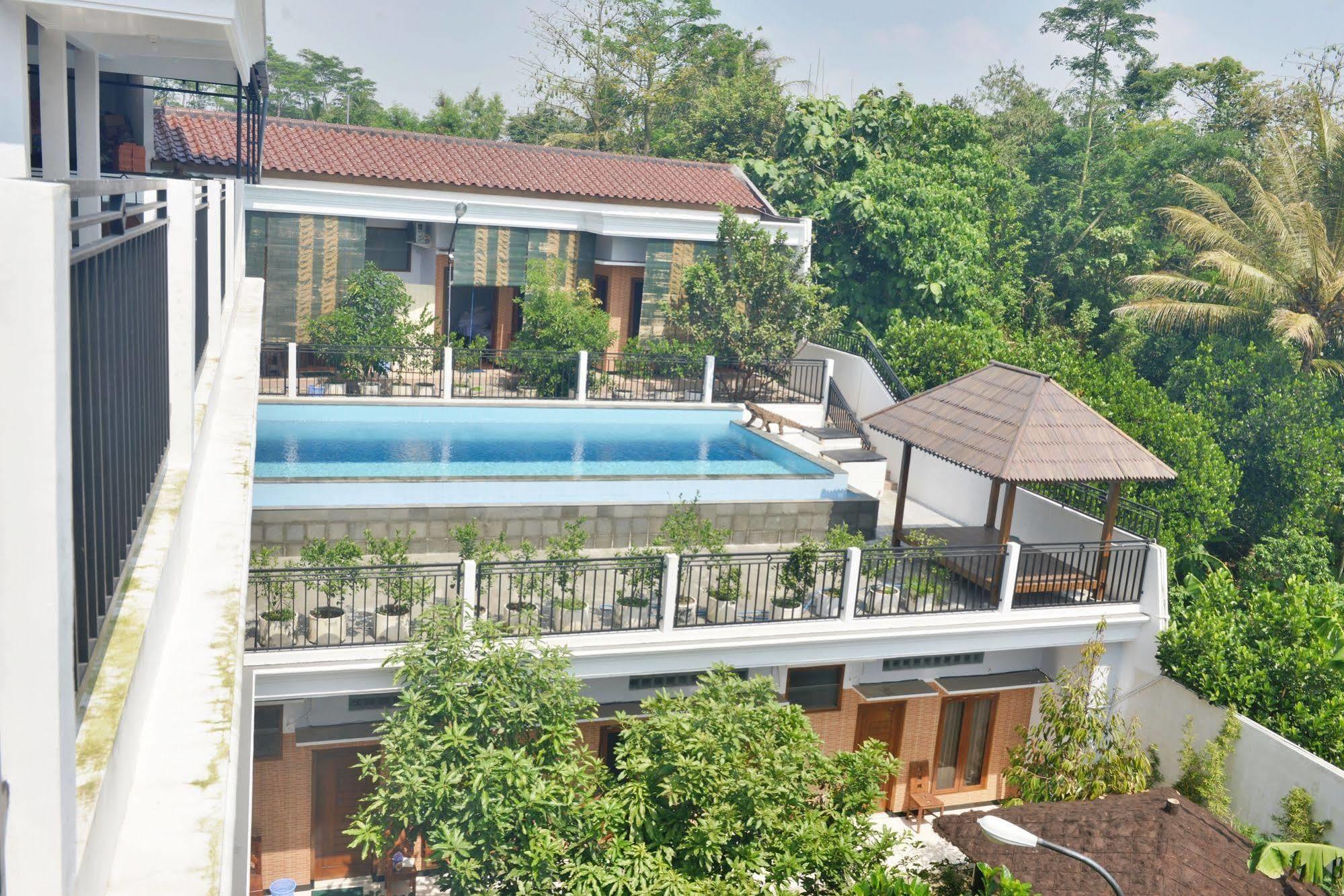Malang Hill Syariah Redpartner Hotel Екстериор снимка