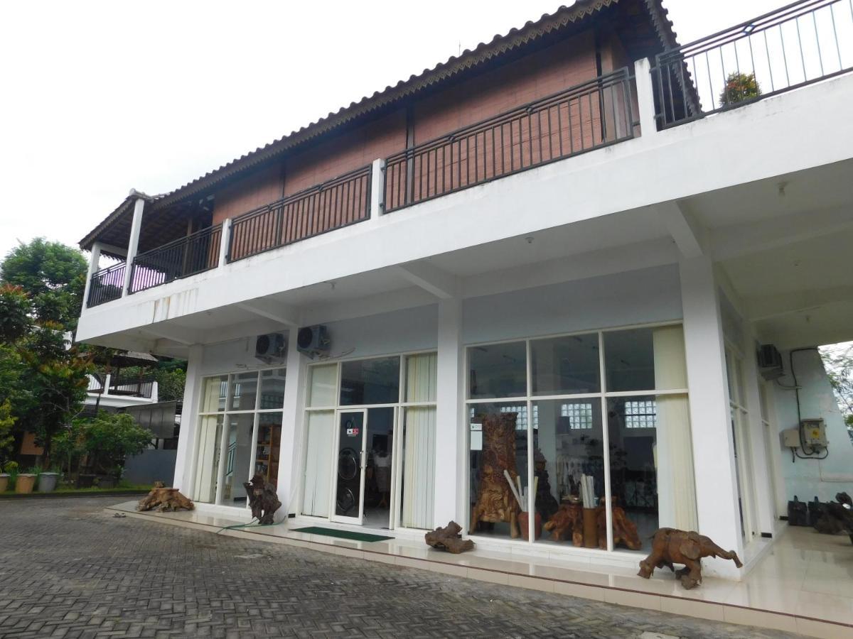 Malang Hill Syariah Redpartner Hotel Екстериор снимка