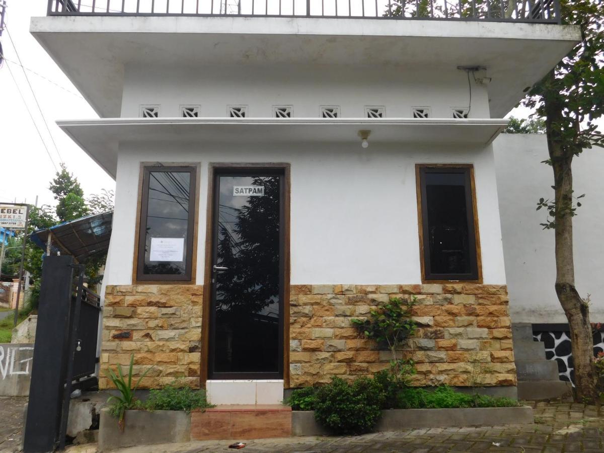 Malang Hill Syariah Redpartner Hotel Екстериор снимка